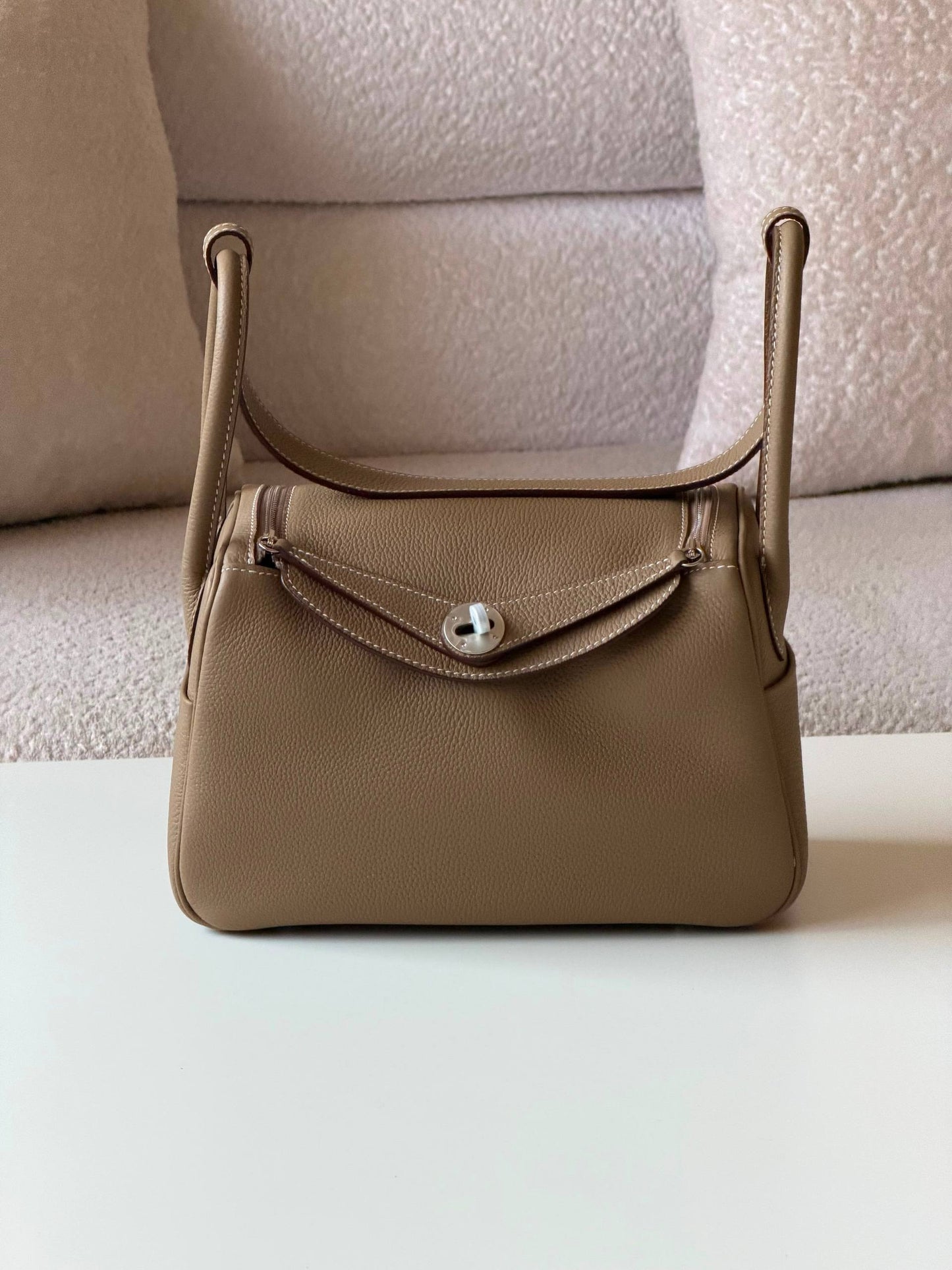 Hermes Lindy 26cm💕master quality😍with box❤️
390 dhs🇦🇪🇦🇪

Zain52
♥️♥️♥️