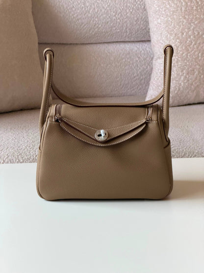 Hermes Lindy 26cm💕master quality😍with box❤️
390 dhs🇦🇪🇦🇪

Zain52
♥️♥️♥️