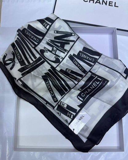 Chanel
Silk scarf 
40 dhs✅
55 dhs✅ 

with box🎁🎁🎁

Zain93
♥️♥️♥️