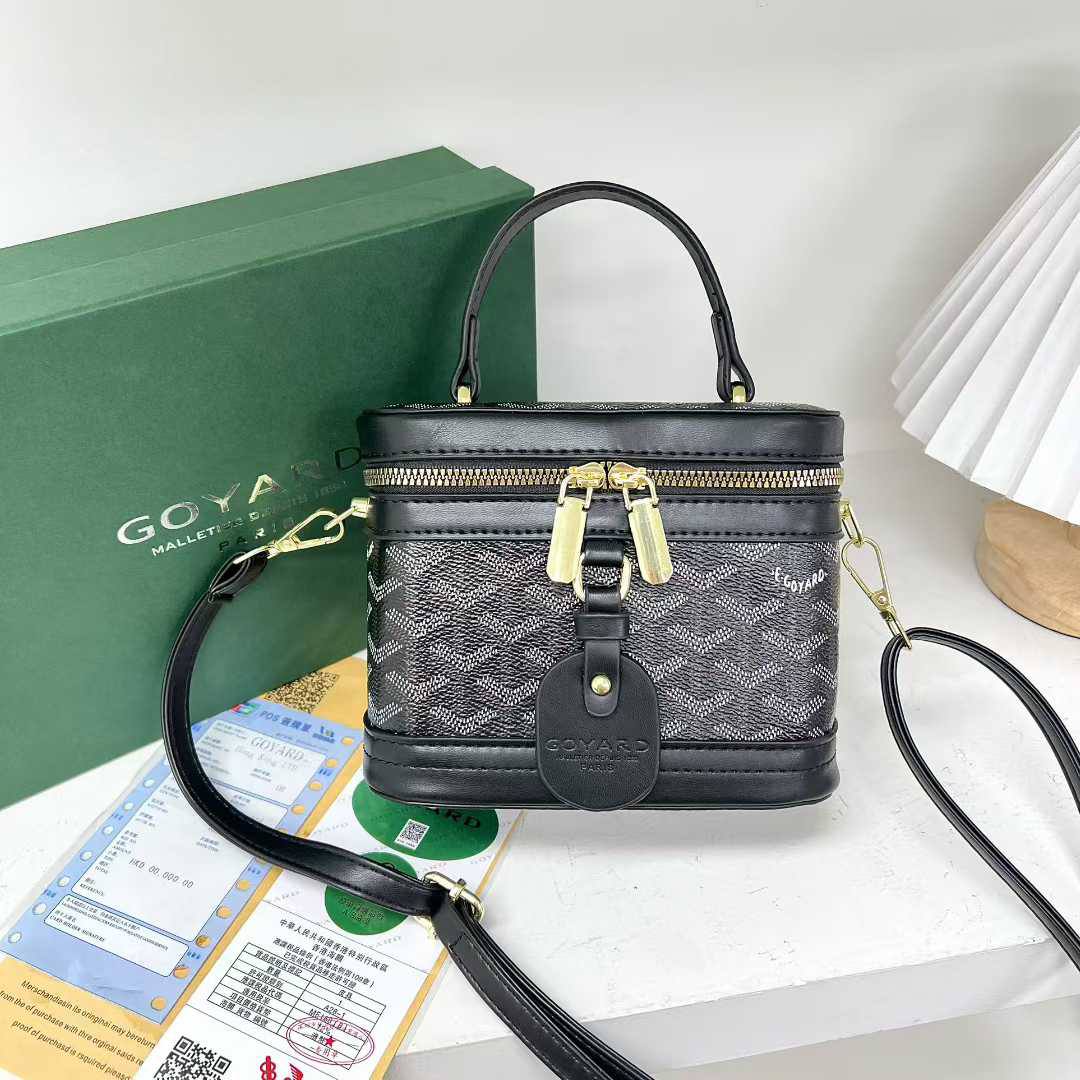 Goyard

with box
🎁🎁🎁

75 dhs✅

Zain232
♥️♥️♥️