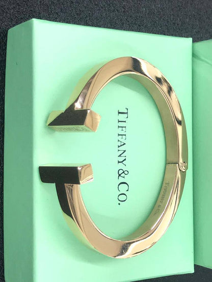 Tiffany BANGLE 
UNISEX
BIG SIZE
60 dhs❣️

WITH BOX AND PAPER BAG
🎁🎁🎁

Zain89
❤️❤️❤️