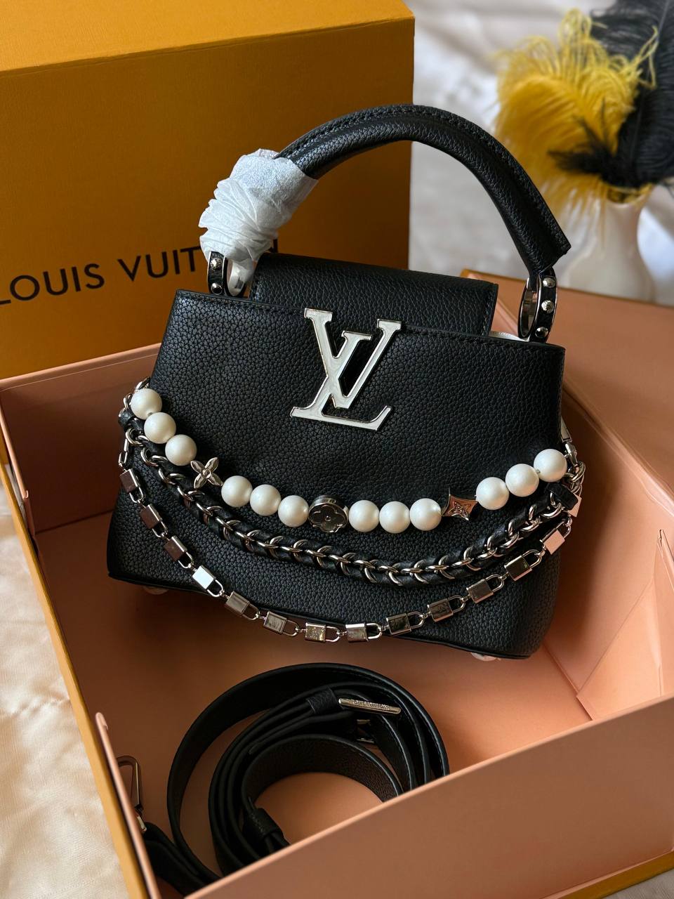 Available Again✨✨✨
LV
21cm
350 dhs🪙💕
Top quality 
With box💝

Zain167
♥️♥️♥️