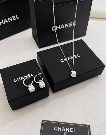 CHANEL SET
MASTER💫✨
95 DHS✅
NECKLACE EARRINGS
WITH BOX AND PAPER BAG🛍️🎁

Zain89
♥️♥️♥️