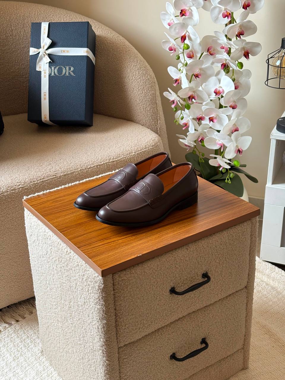 Dior loafer 👞*
*AAA quality*
*size: 40 to 46*
540 dhs💛

Zain185
♥️♥️♥️