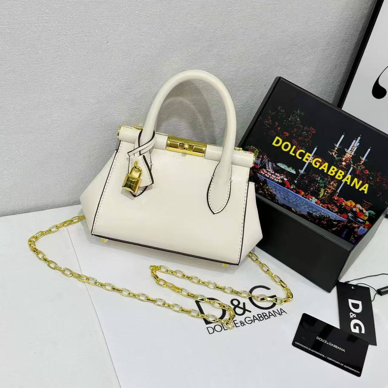 D&G
High quality

With box 
🎁🎁🎁

100 dhs❣️

Zain50
♥️♥️♥️
