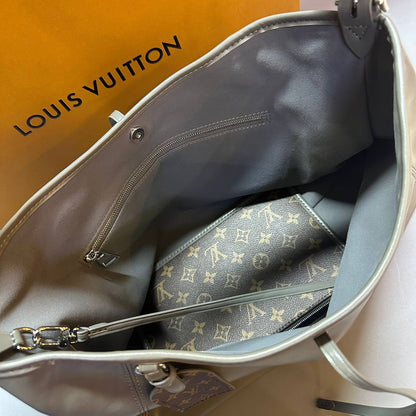 LV

MASTER QUALITY 

WITH DOUBLE BOX 
🎁🎁🎁

300 dhs🪙🖤

Zain39
♥️♥️♥️