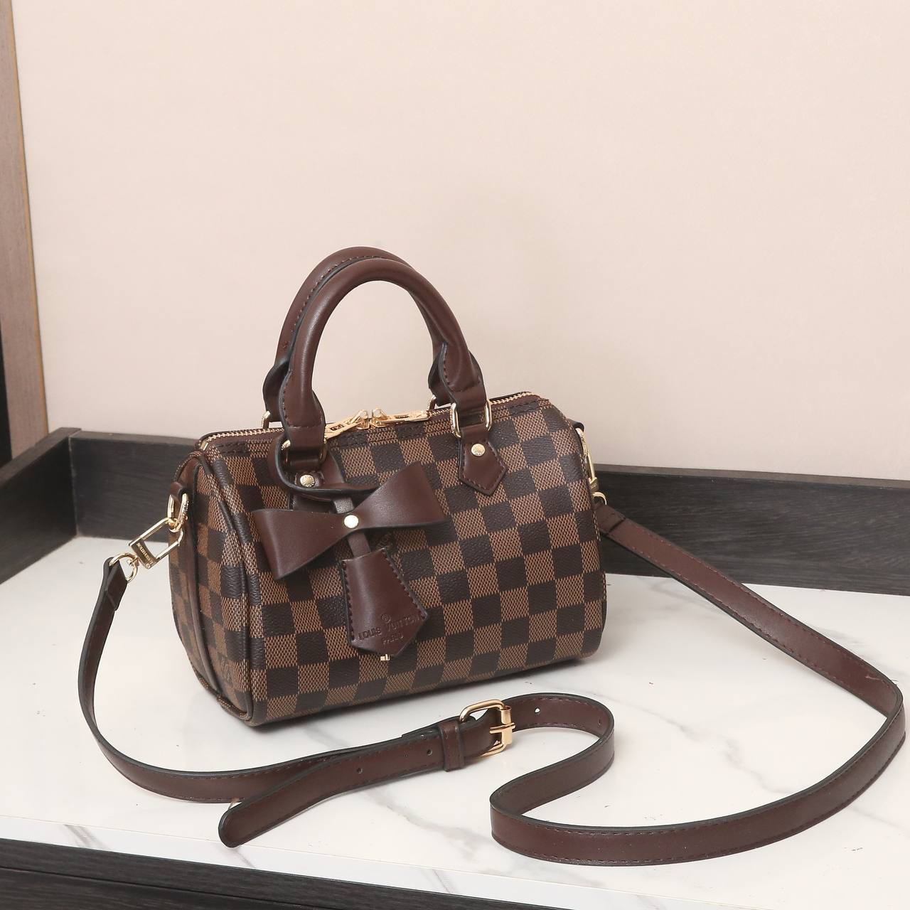 LV
Best quality WITH BOX
100 dhs🇦🇪🇦🇪
size 20CM

Zain290
♥️♥️♥️