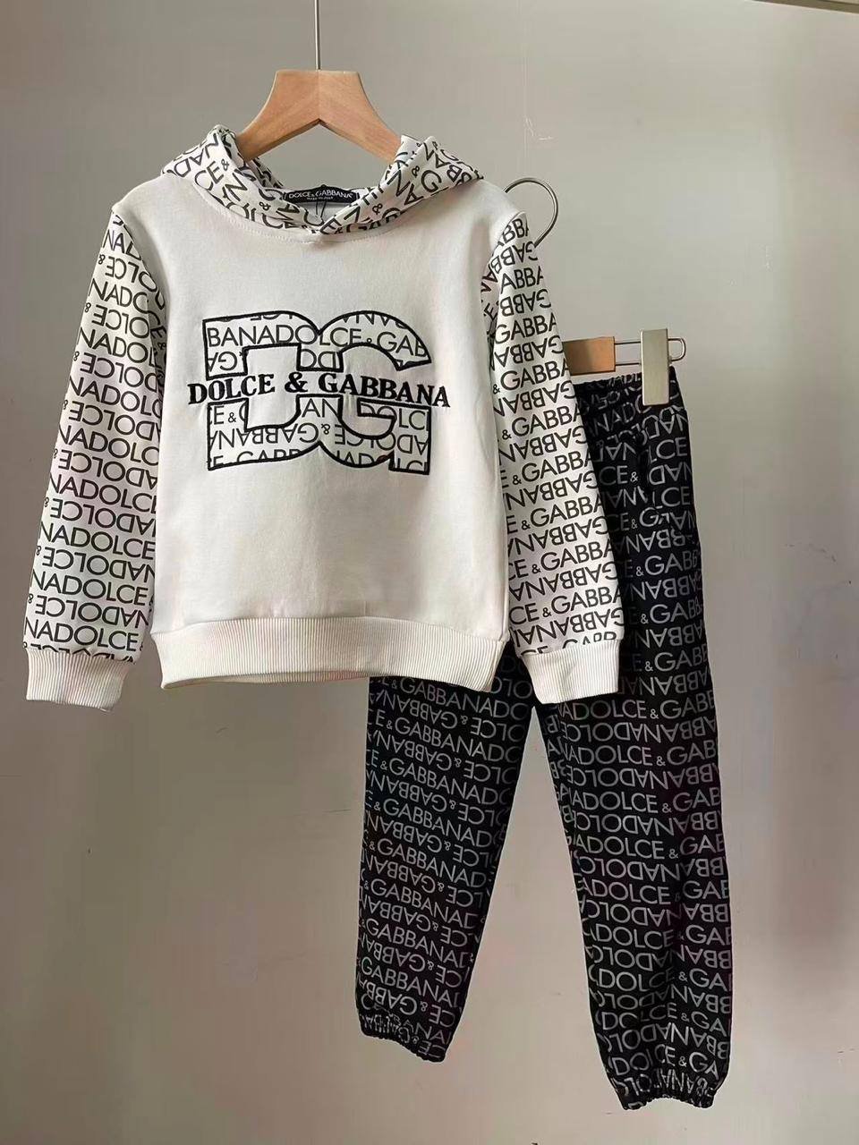 Fendi
D&G

1-9y 

110 dhs

Zain151
♥️♥️♥️