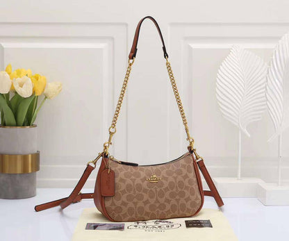 Coach
75 dhs✅
size 24×8×15cm

Zain42
Zain213
♥️♥️♥️