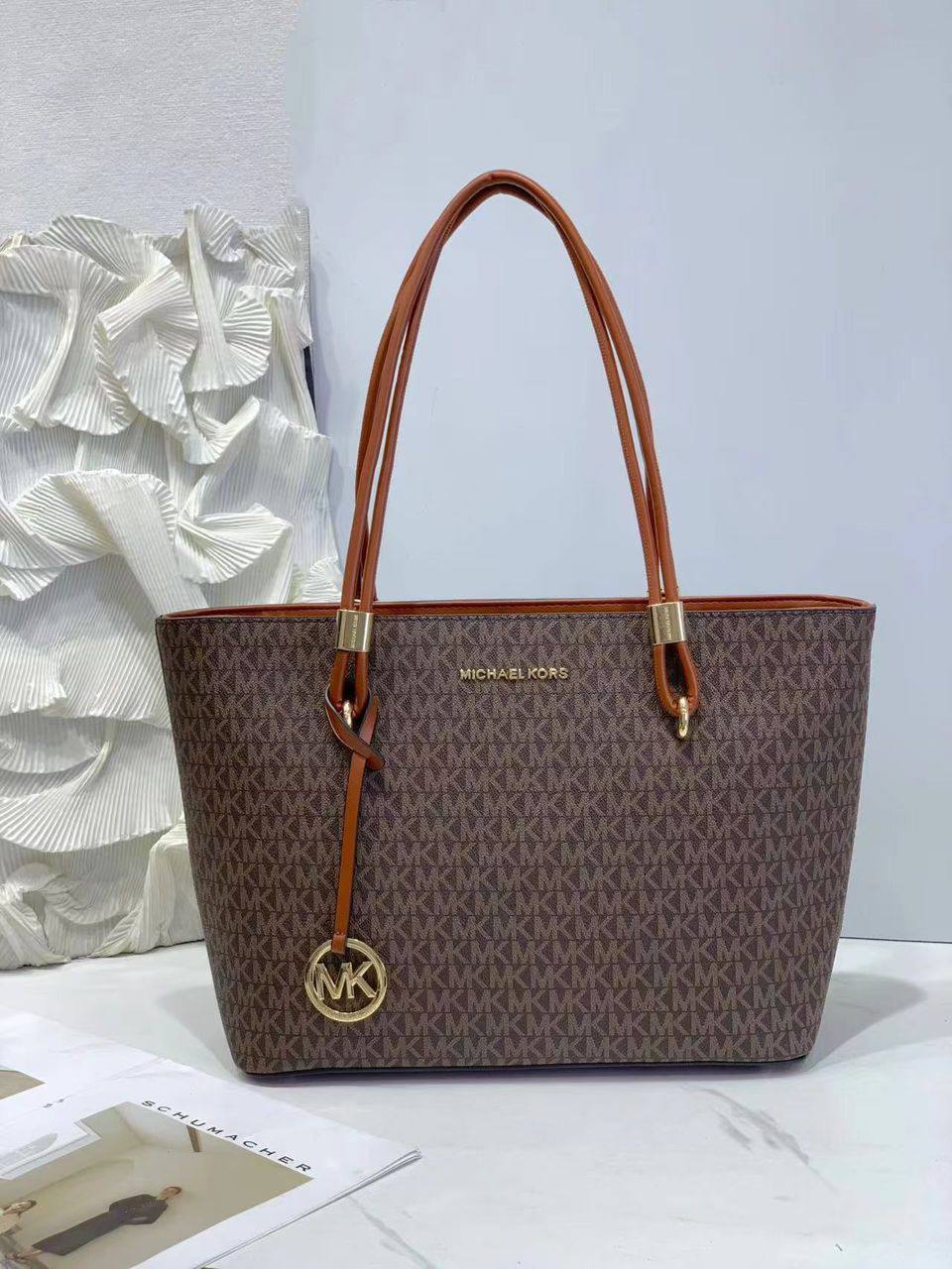 MK
95 dhs✅
SIZE：33×13×26cm
Good quality

Zain35
♥️♥️♥️