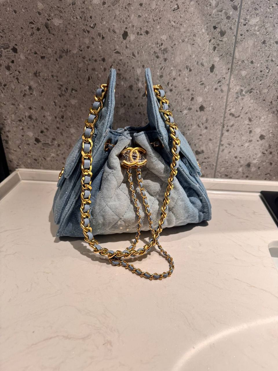 Chanel
Best quality 

with box’s 

120 dhs✅
size 20 CM

Zain290
♥️♥️♥️