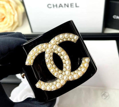 CHANEL
Bangle 🍁
Super master quality 💯
With boxes 🗃️ 
140 dhs💓

Zain216
♥️♥️♥️