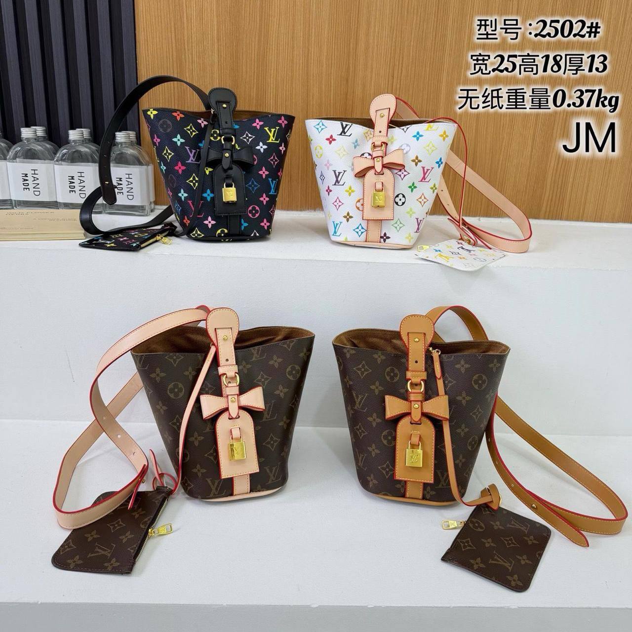 LV
25*18*13cm
70 dhs❣️

Zain17
♥️♥️♥️
