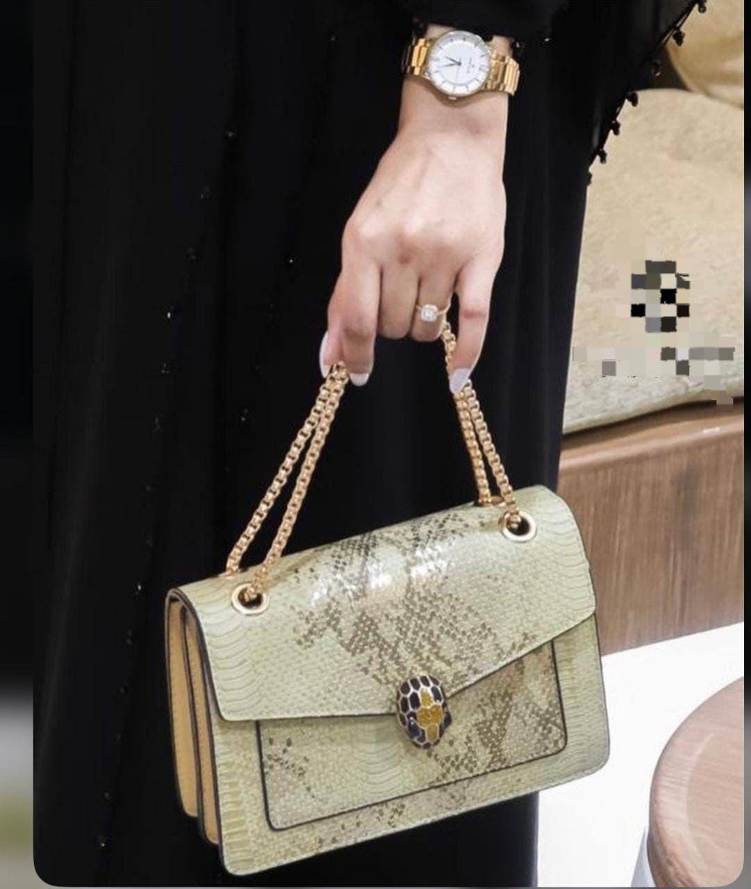 Bvlgari design

Good quality

Size : 22 * 15 * 8 cm

80 dhs🪙

Zain115
♥️♥️♥️