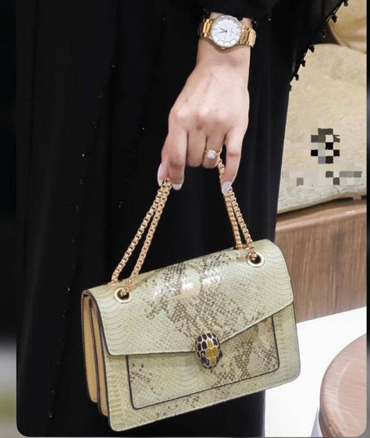 Bvlgari design

Good quality

Size : 22 * 15 * 8 cm

80 dhs🪙

Zain115
♥️♥️♥️
