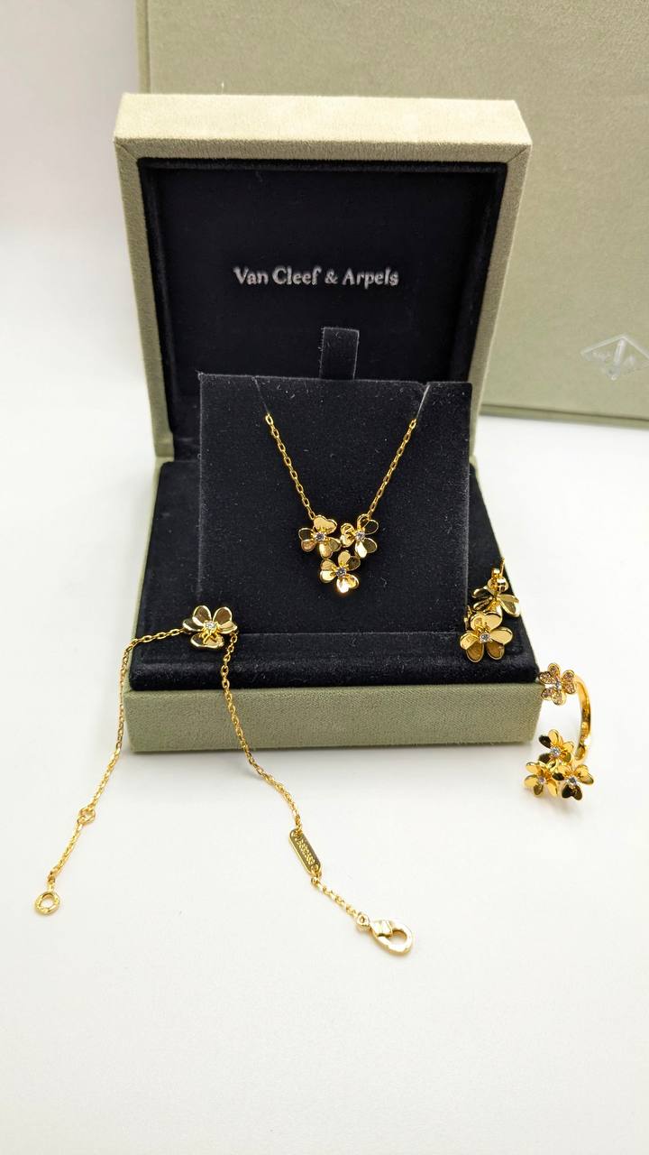 VCA Set
*Master Quality* 
*Necklace, Earrings, Bracelet & Ring*
250 dhs✅ with Normal Box 🎁
260 dhs✅ with Good Box 🎁
310 dhs✅ with Master Box 🎁

Zain210
♥️♥️♥️