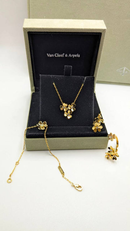 VCA Set
*Master Quality* 
*Necklace, Earrings, Bracelet & Ring*
250 dhs✅ with Normal Box 🎁
260 dhs✅ with Good Box 🎁
310 dhs✅ with Master Box 🎁

Zain210
♥️♥️♥️