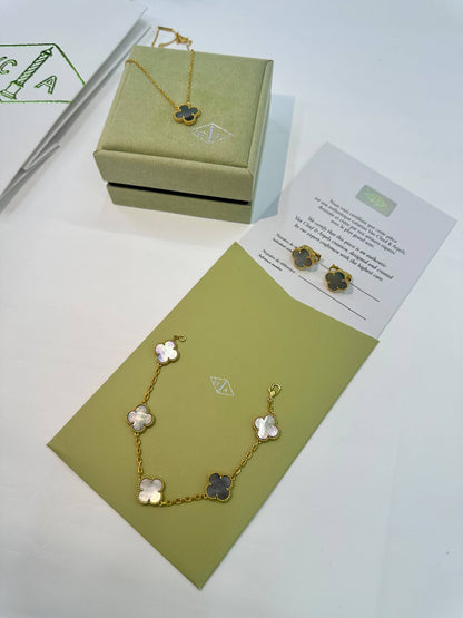 Van Cleef & Arpels🔥 Medium size🦋

 Necklace 💥
 Earring 🍁
 Bracelet 🔥

 Master quality 💯 
With normal boxes 🗃️ 
200 dhs🇦🇪🇦🇪

 With master box 🗃️
220 dhs🇦🇪🇦🇪

Zain216
♥️♥️♥️