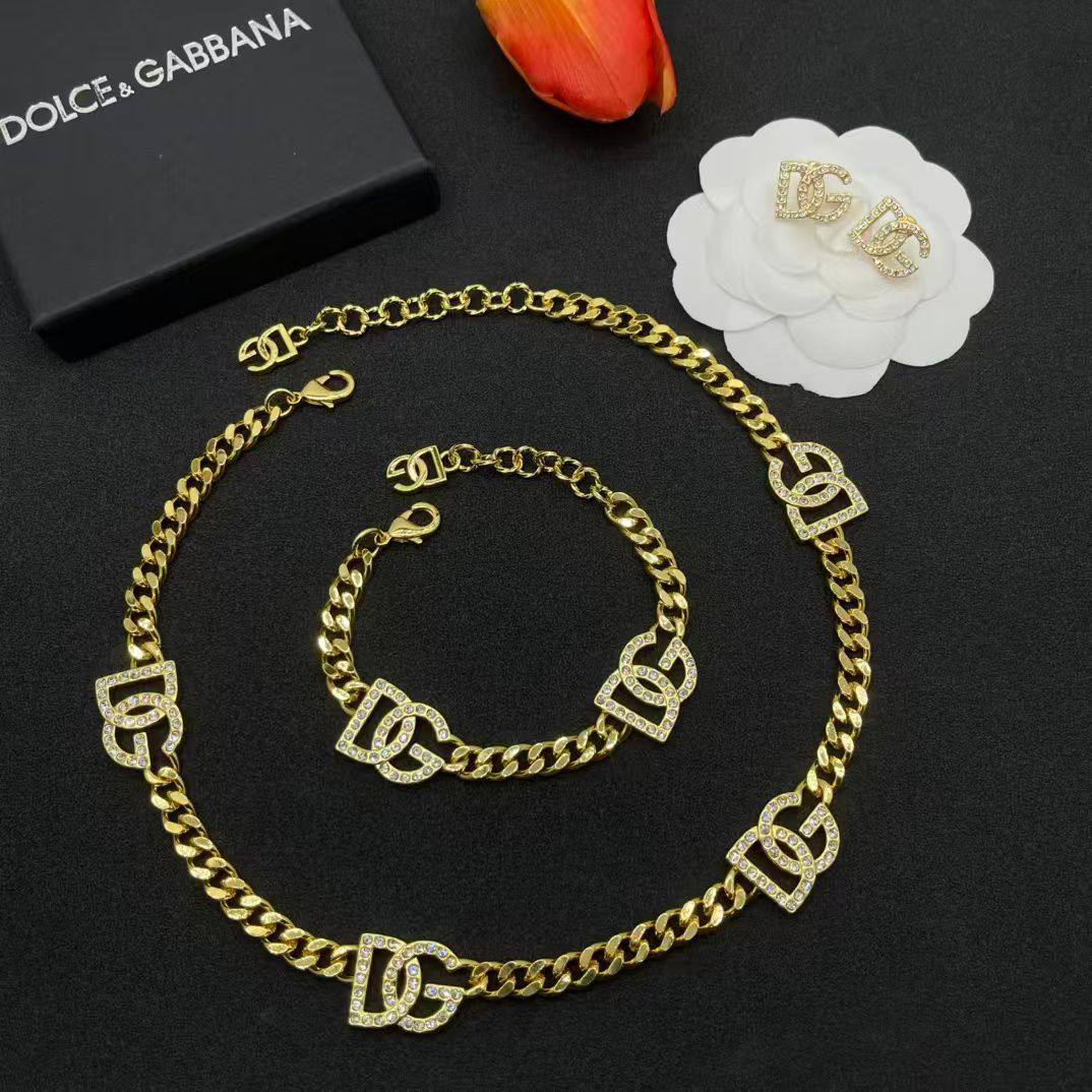 D&G SET💥*
Necklace ❣️
Earring ❤️‍🔥
Breslat 🦋
Master quality 💯
With normal boxes 📦 
And paper bag 🛍️
150 dhs🪙💕

Zain216
♥️♥️♥️