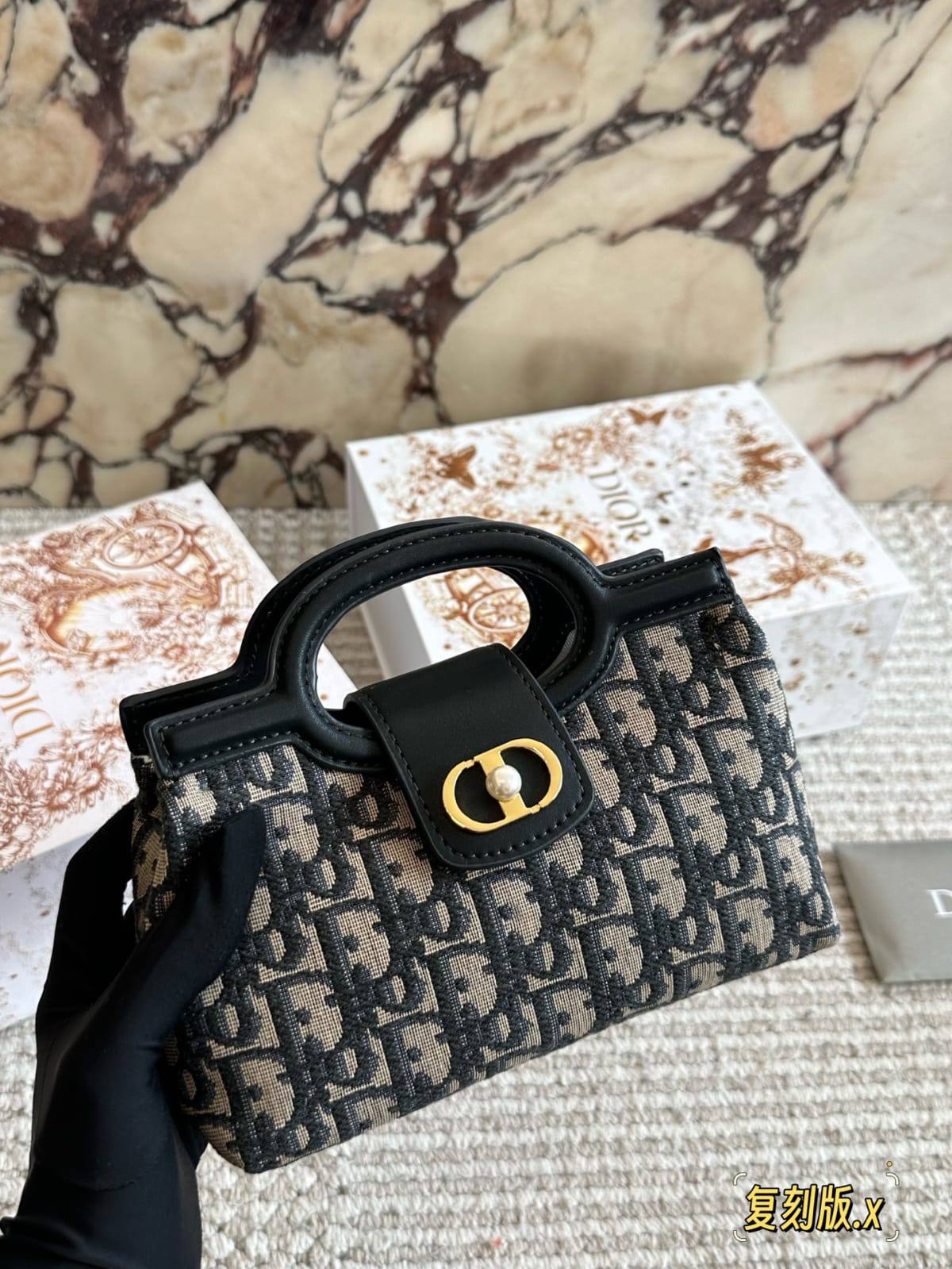 Dior

280 dhs🇦🇪🇦🇪

Zain10
♥️♥️♥️