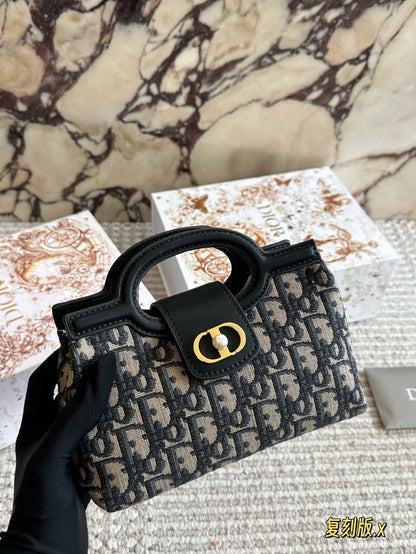 Dior

280 dhs🇦🇪🇦🇪

Zain10
♥️♥️♥️