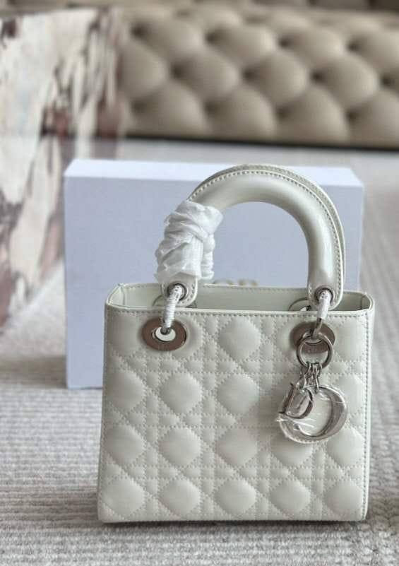 Dior Master
20cm 
280 dhs🪙🌨️

Zain10
♥️♥️♥️