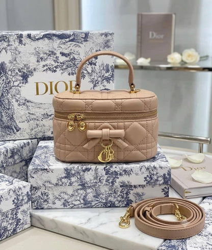 DIOR  
SIZE 18CM
WITH BOX 📦
HIGH QUALITY
110 dhs🇦🇪🇦🇪

Zain331
♥️♥️♥️
