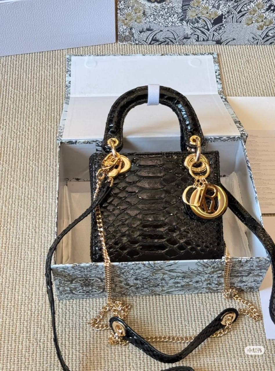 Dior
Master
420 dhs🇦🇪

Zain10
♥️♥️♥️