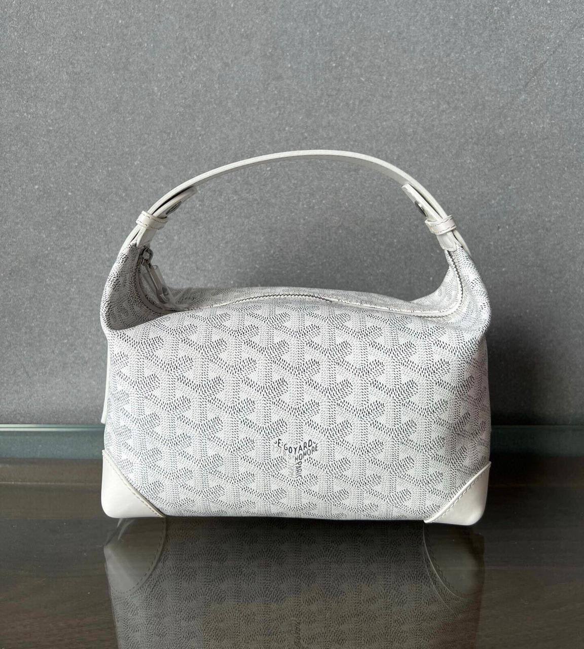 Goyard 
good quality 
with box 
🎁🎁🎁

120 dhs✅

Size : 25cm

Zain295
♥️♥️♥️