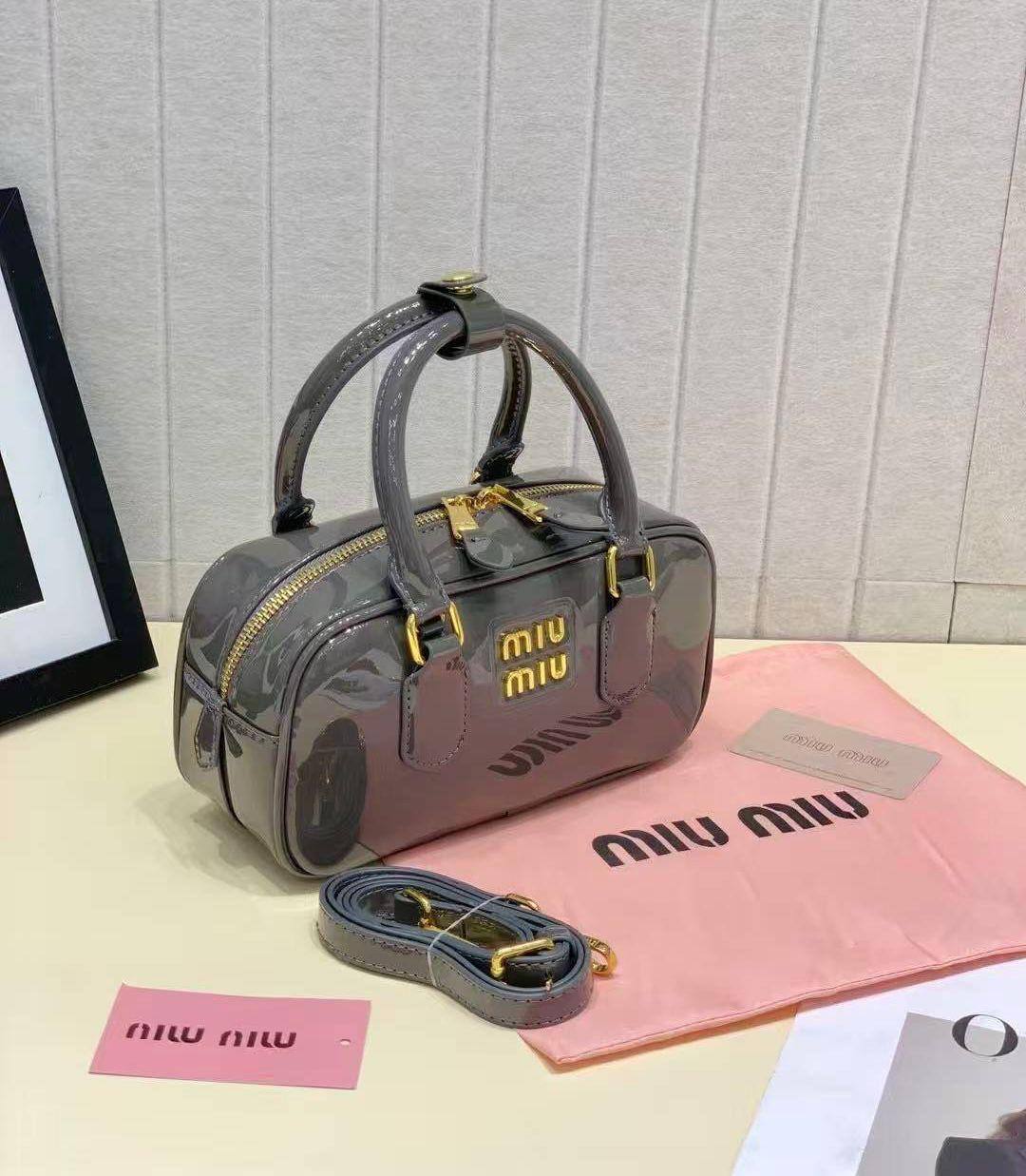MIU MIU 
GOOD QUALITY 
WITH BOX 
🎁🎁🎁

90 dhs✅

Zain17
♥️♥️♥️