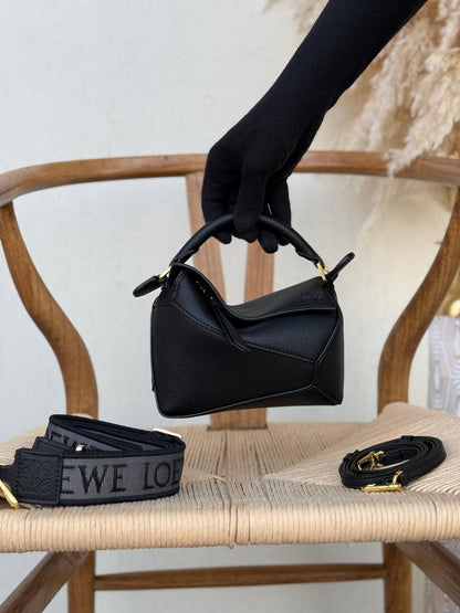 LOEWE
18cm
340 dhs💓
Top quality 
With box🎁

Zain167
♥️♥️♥️