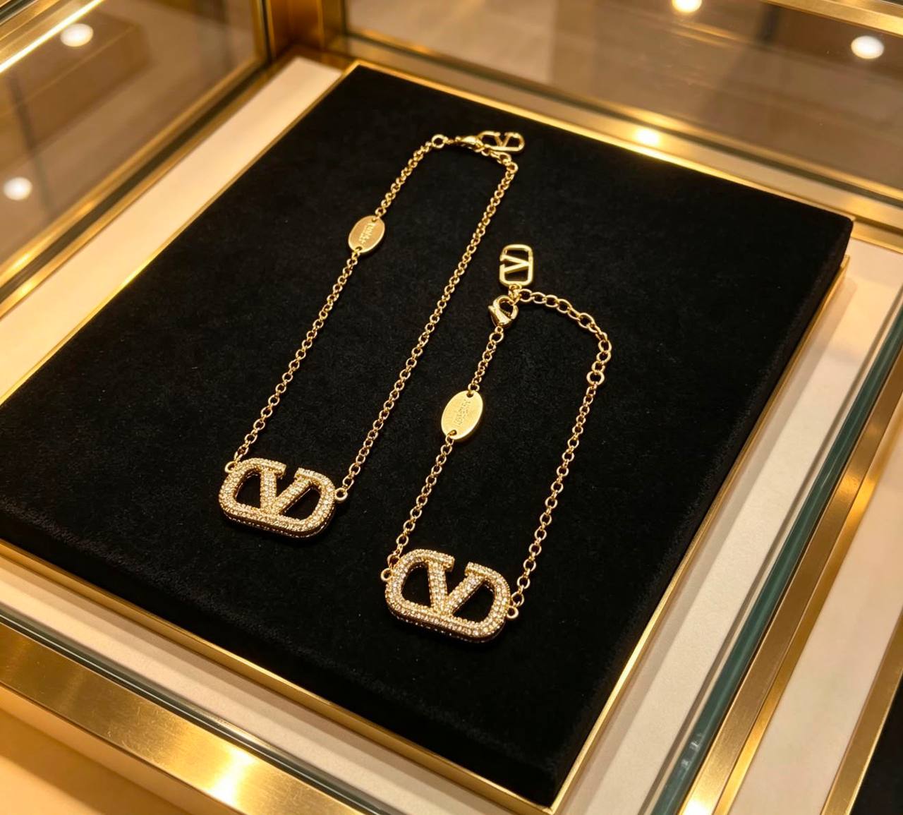 VALENTINO
Necklace & Bracelet 
*MASTER*🍁
With normal box 🎁
100 dhs🇦🇪🇦🇪

With master box🎁
120 dhs🇦🇪🇦🇪

Zain263
♥️♥️♥️