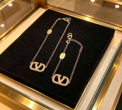 VALENTINO
Necklace & Bracelet 
*MASTER*🍁
With normal box 🎁
100 dhs🇦🇪🇦🇪

With master box🎁
120 dhs🇦🇪🇦🇪

Zain263
♥️♥️♥️