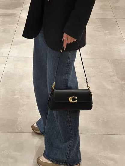 COACH 
 GOOD QUALITY
 WITH BOX 
90 dhs💓
Size:25cm

Zain39
♥️♥️♥️