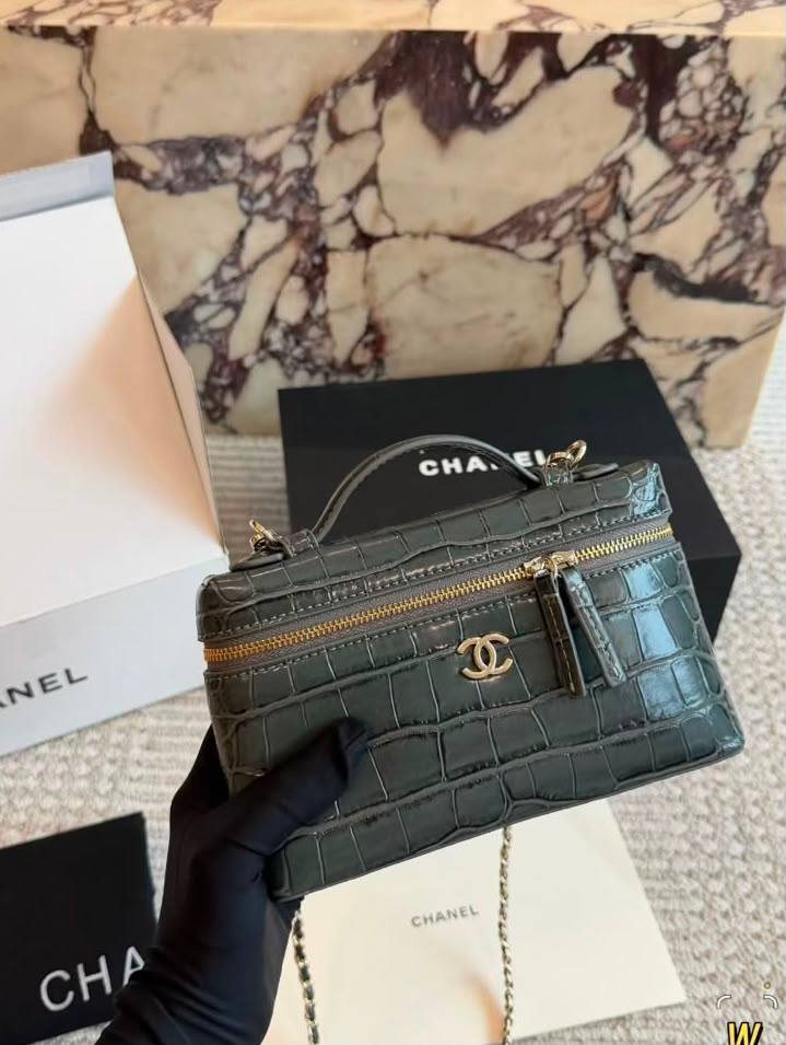 CHANEL

Calfskin Crocodile Vanity Case
Master quality

16 cm 

with double box

190 DHS🇦🇪🇦🇪🇦🇪

Zain95
♥️♥️♥️