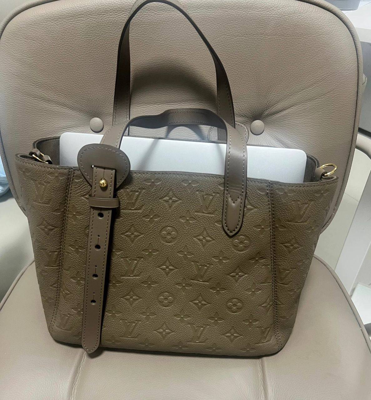 LV

100 dhs💓

GOOD-quality 

with box🎁🎁🎁

Zain35
♥️♥️♥️