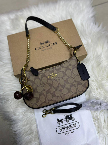 🍒 Coach Teri 
1️⃣ First quality 🍒+🎁
Size : 24 * 15 * 7 cm
90 dhs✅

with 🍒
with box 🎁

Zain115
♥️♥️♥️