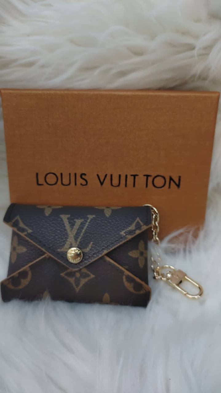 LV key holders & bags charm accessories
All sizes price 
55 dhs✅

Zain88
♥️♥️♥️
