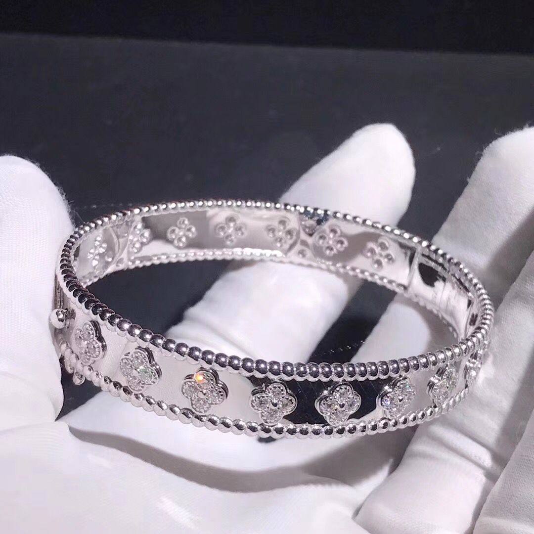 VCA ❤️‍🔥*
Bangle 🦋
Master quality 💯
With normal boxes 🗃️ 
85 dhs✅
With master box 📦 
130 dhs✅

Zain216
♥️♥️♥️