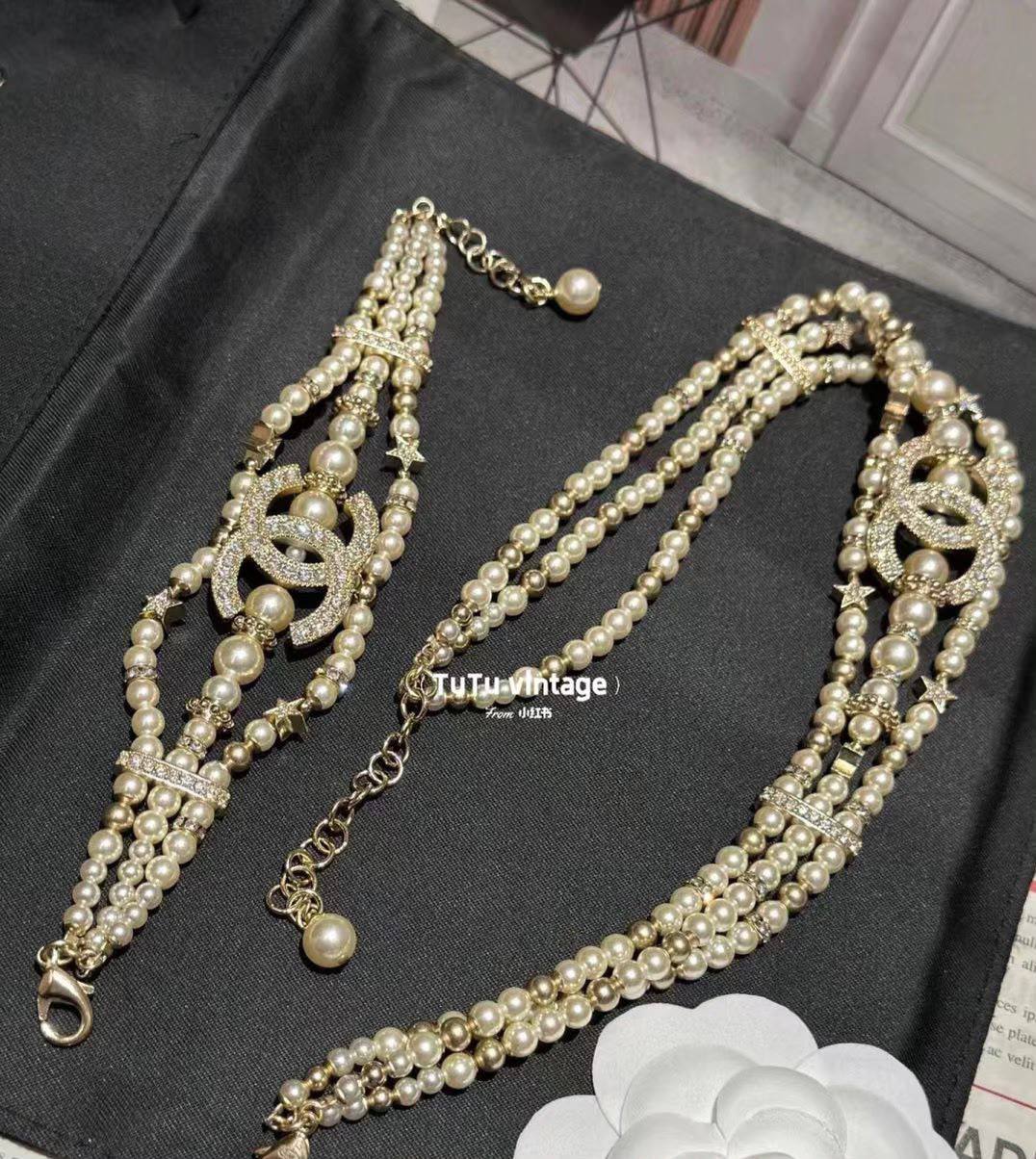Chanel set* ☘️
Necklace 
Bracelet 
*Master quality* 💎

*170* AED normal box 📦

Zain48
♥️♥️♥️