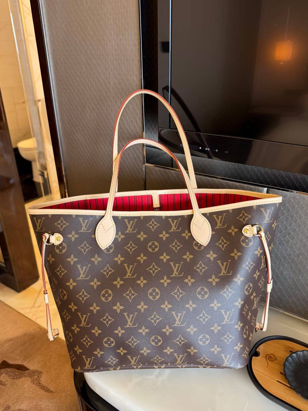 LV

High quality

With box 

100 dhs🇦🇪🇦🇪

Zain136
♥️♥️♥️