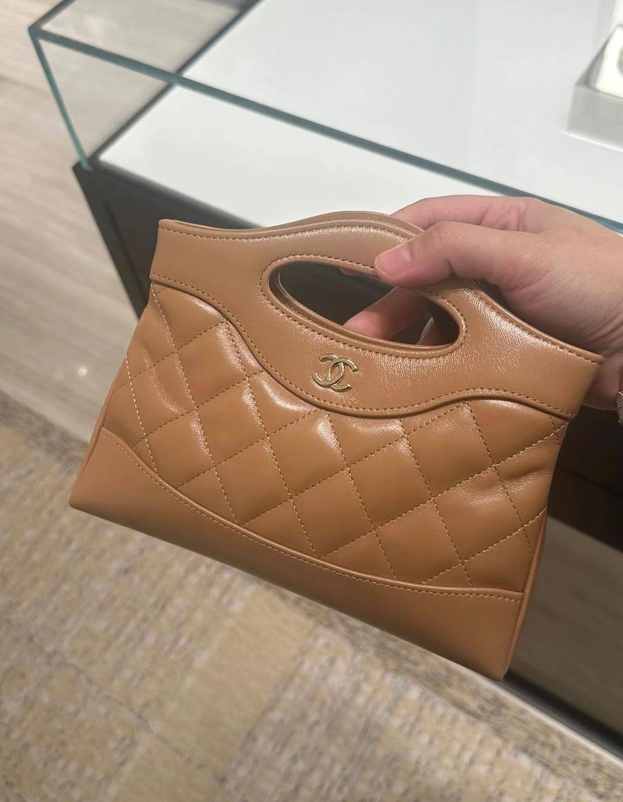 Chanel 
good quality, 
comes with box, 
size... 21*16 cm 
90 dhs✅

Zain12
❣️❣️❣️