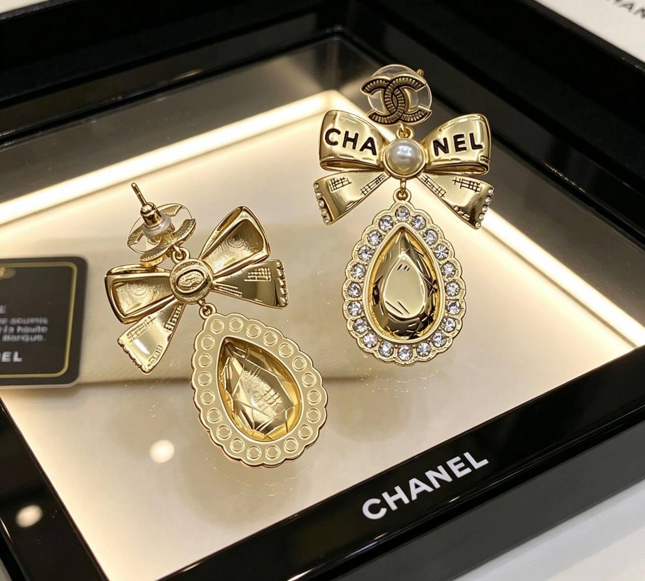 CHANEL❤️‍🔥*
Necklace🦋
Earring🌸
Master quality 💯
With normal boxes 🗃️ 
110 dhs✅
With master box 📦 
130 dhs✅

Zain216
♥️♥️♥️