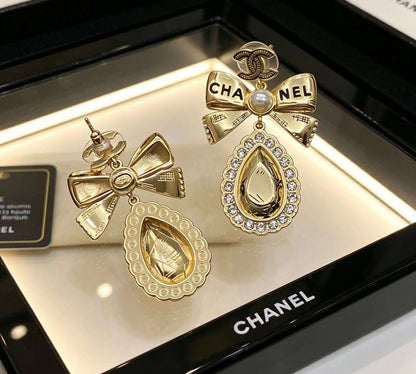 CHANEL❤️‍🔥*
Necklace🦋
Earring🌸
Master quality 💯
With normal boxes 🗃️ 
110 dhs✅
With master box 📦 
130 dhs✅

Zain216
♥️♥️♥️