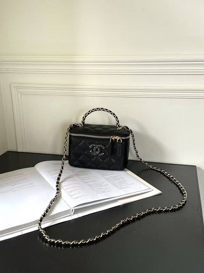 Chanel

100 dhs
With box

Zain143
♥️♥️♥️
