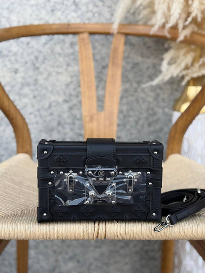 LV
19cm
340 dhs✅
Top quality 
With box🎁

Zain167
♥️♥️♥️