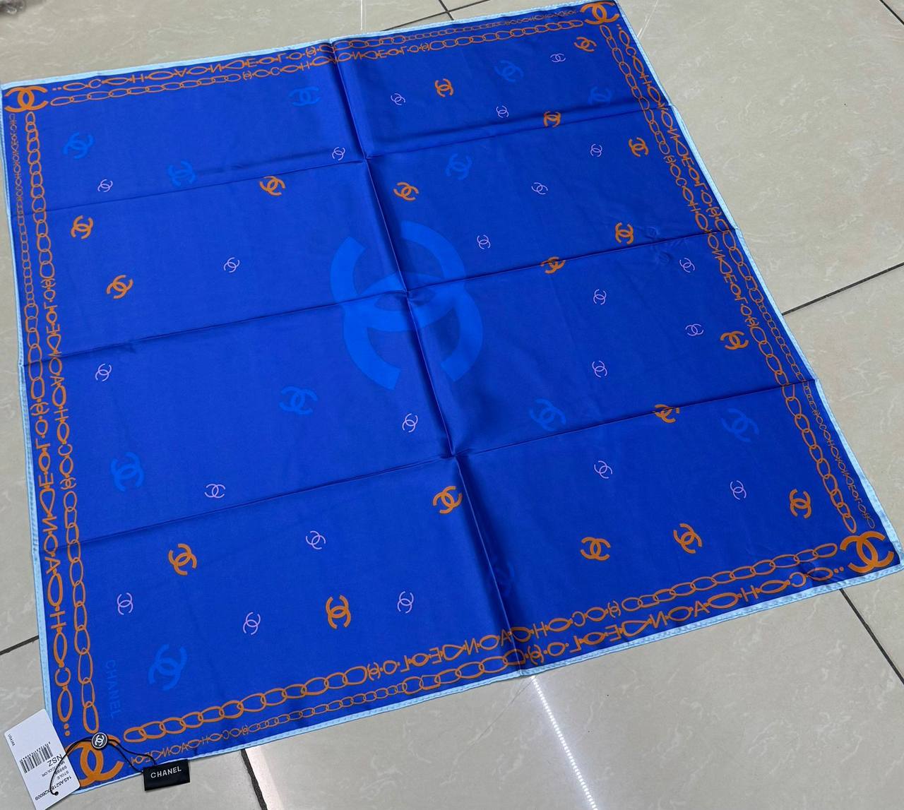 Silk square scarf 
40 dhs🪙💚

Zain93
♥️♥️♥️