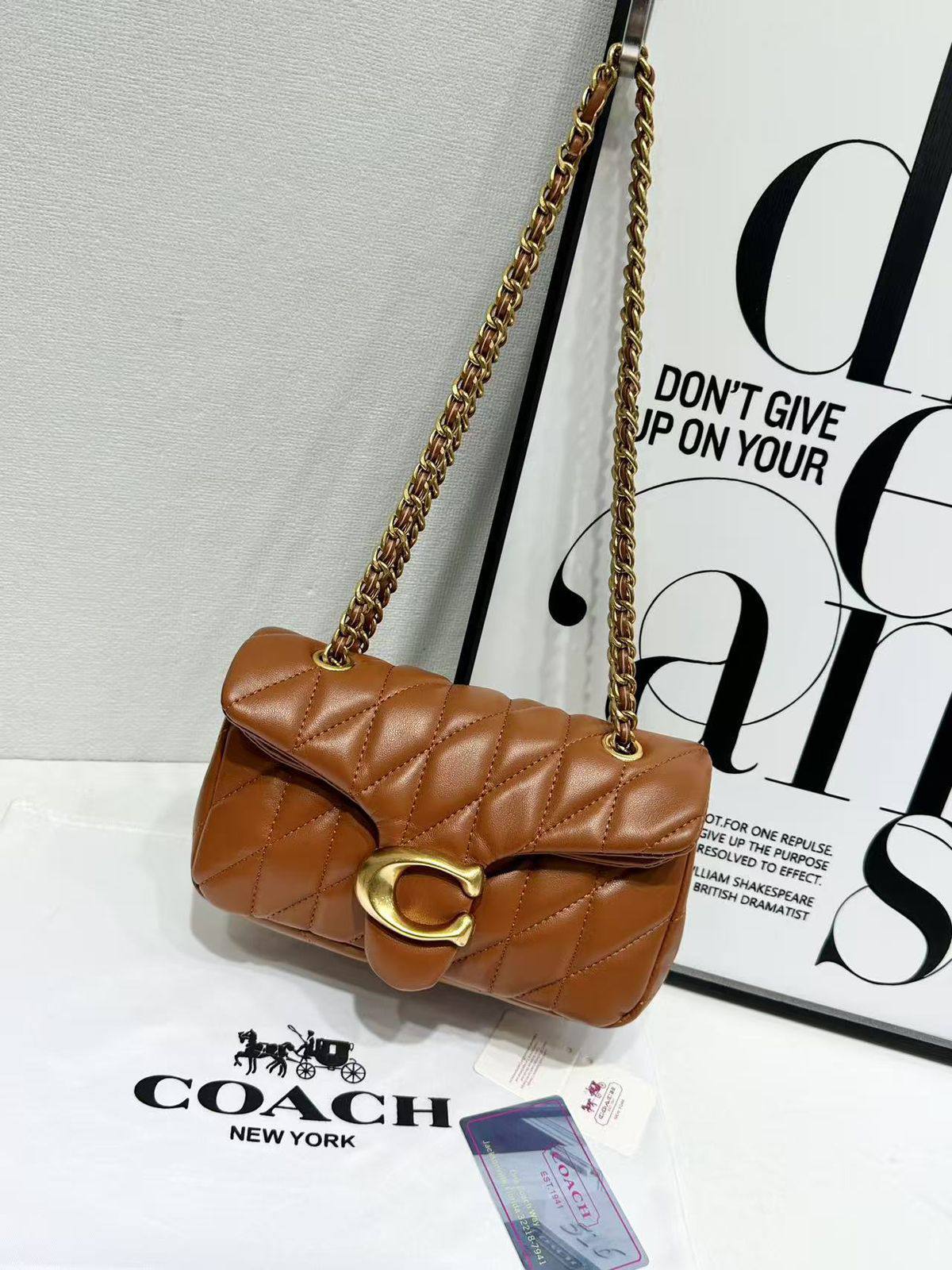 COACH 
NEW CAME GOOD QUALITY 

WITH BOX 
🎁🎁🎁

110 dhs❣️
Size: 22cm

Zain39
♥️♥️♥️