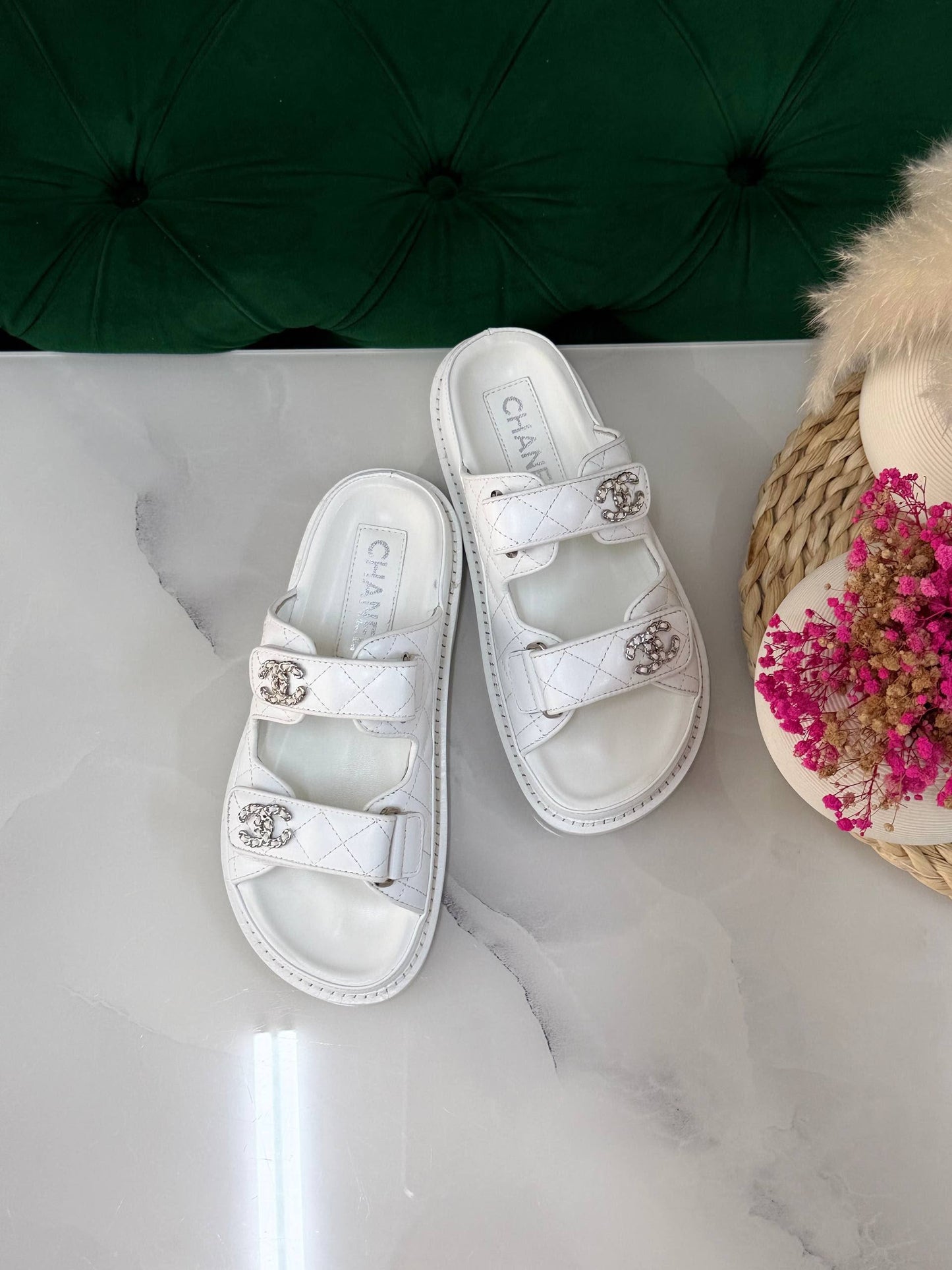 Chanel 
Vip quality 
Size:36 to 41 
450 dhs✅

Zain113
♥️♥️♥️