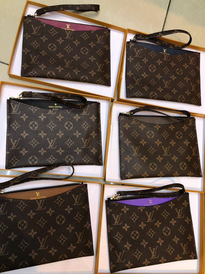 LV Clutch
55 dhs🗽

with box
🎁🎁🎁

Zain90
♥️♥️♥️
